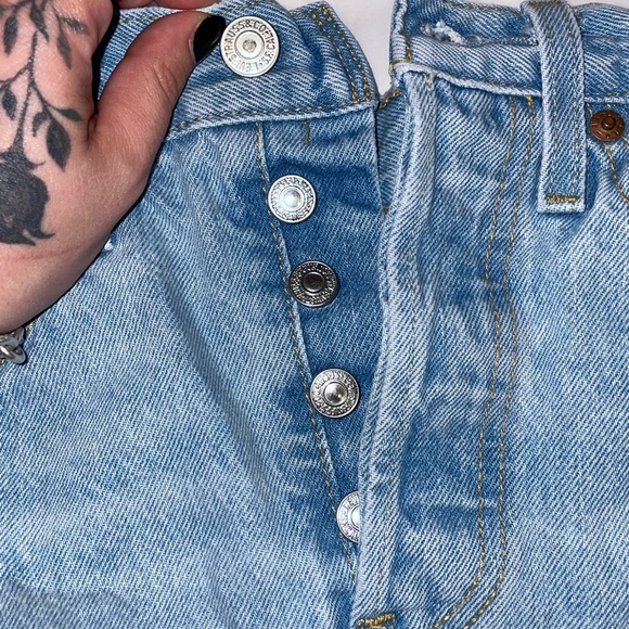 LEVIS HIGH RISE RIPPED SHORTS SIZE W26 - Picture 2 of 6